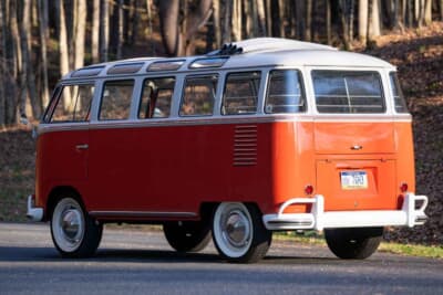 11万2000ドル（邦貨換算約1700万円）で落札されたフォルクスワーゲン「タイプ2 23ウインドウ デラックス マイクロバス」（C）Courtesy of RM Sotheby's