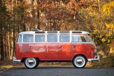 11万2000ドル（邦貨換算約1700万円）で落札されたフォルクスワーゲン「タイプ2 23ウインドウ デラックス マイクロバス」（C）Courtesy of RM Sotheby's