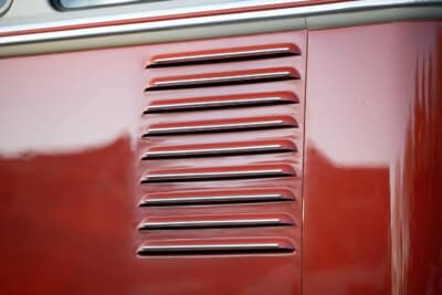 11万2000ドル（邦貨換算約1700万円）で落札されたフォルクスワーゲン「タイプ2 23ウインドウ デラックス マイクロバス」（C）Courtesy of RM Sotheby's