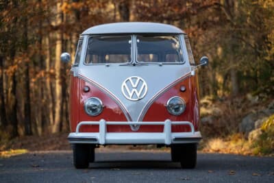 11万2000ドル（邦貨換算約1700万円）で落札されたフォルクスワーゲン「タイプ2 23ウインドウ デラックス マイクロバス」（C）Courtesy of RM Sotheby's