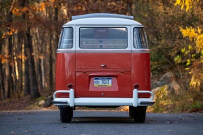 11万2000ドル（邦貨換算約1700万円）で落札されたフォルクスワーゲン「タイプ2 23ウインドウ デラックス マイクロバス」（C）Courtesy of RM Sotheby's