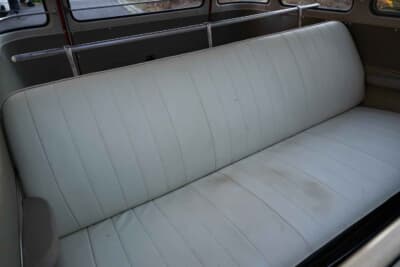 11万2000ドル（邦貨換算約1700万円）で落札されたフォルクスワーゲン「タイプ2 23ウインドウ デラックス マイクロバス」（C）Courtesy of RM Sotheby's