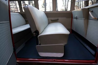 11万2000ドル（邦貨換算約1700万円）で落札されたフォルクスワーゲン「タイプ2 23ウインドウ デラックス マイクロバス」（C）Courtesy of RM Sotheby's