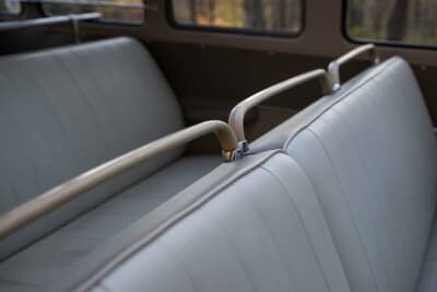 11万2000ドル（邦貨換算約1700万円）で落札されたフォルクスワーゲン「タイプ2 23ウインドウ デラックス マイクロバス」（C）Courtesy of RM Sotheby's