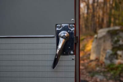 11万2000ドル（邦貨換算約1700万円）で落札されたフォルクスワーゲン「タイプ2 23ウインドウ デラックス マイクロバス」（C）Courtesy of RM Sotheby's