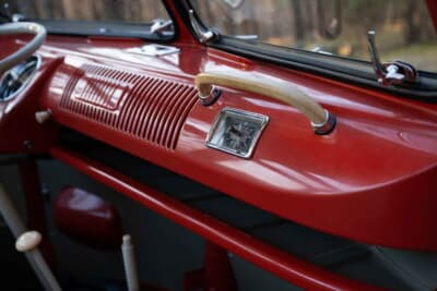 11万2000ドル（邦貨換算約1700万円）で落札されたフォルクスワーゲン「タイプ2 23ウインドウ デラックス マイクロバス」（C）Courtesy of RM Sotheby's