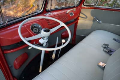 11万2000ドル（邦貨換算約1700万円）で落札されたフォルクスワーゲン「タイプ2 23ウインドウ デラックス マイクロバス」（C）Courtesy of RM Sotheby's