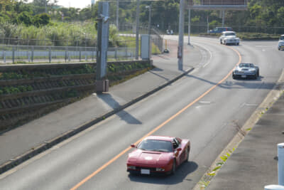 ニライカナイ橋付近を走るエントリー車両