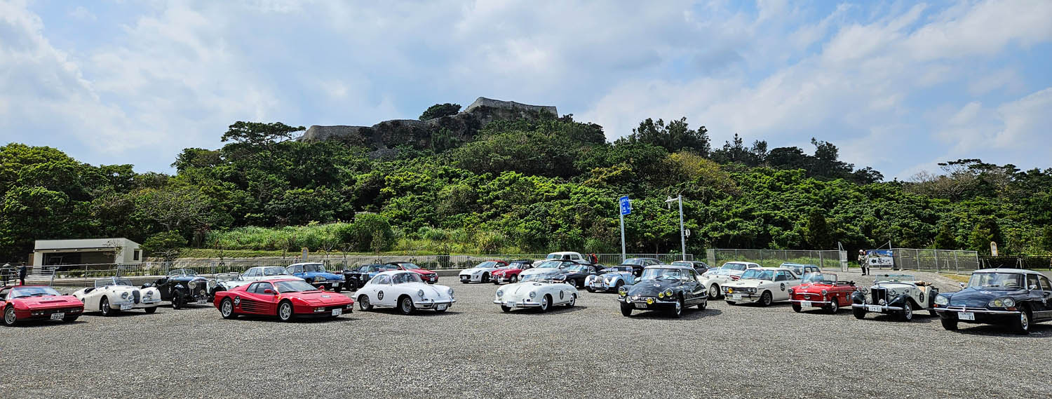 沖縄の美しい海と道をたどる「ジーロ・デッリゾラ沖縄」とは？ 戦前車からスーパーカーまで31台が駆け抜けました！