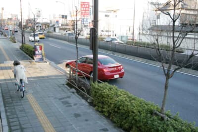 左折するときは、できる限り道路の左側端に寄らなければいけない