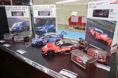 京商がコンビニで展開するMINI CAR BOOKとサムライシリーズの1/18スケールモデル