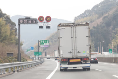 120km/h区間を走行するトラック