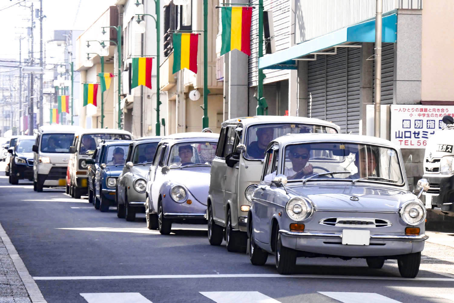 なつかしい旧規格の軽カーが90台集合！ 四国・川之江の商店街で開催された昭和レトロなイベントを紹介します | AUTO MESSE  WEB（オートメッセウェブ） 〜クルマを文化する 〜