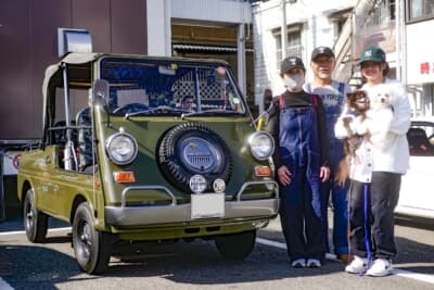 1972年式のバモスホンダとオーナーの岡林秀実さん（中央）、奥さまのみすずさん（左）。お孫さんの知子さん（右）、愛犬のかも太郎君とむむ太郎君