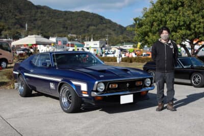 1972年式フォード マスタング マッハ1と、オーナーの納優友さん