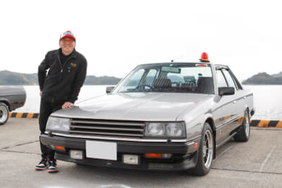 1982年式の日産「スカイラインRS」と、オーナーの中村幹男さん