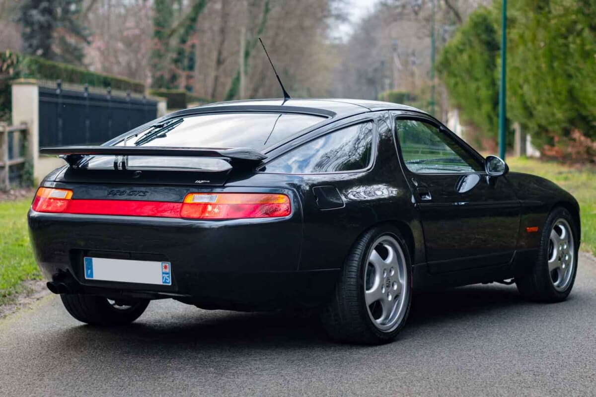 10万9250ユーロ（邦貨換算約1850万円）で落札されたポルシェ「928 GTS」（C）Courtesy of RM Sotheby's