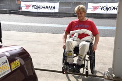 青木拓磨氏は、このハンドドライブレーシングスクールの校長を務める