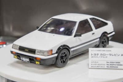 ミニッツ：新規金型で製作したトヨタ カローラレビン（白×黒）