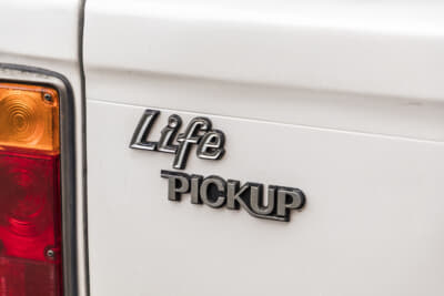 ホンダ ライフピックアップ：リアにはLife PICKUPのバッジが装着されている