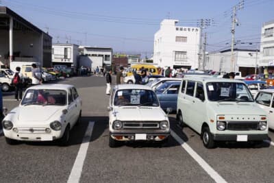 展示場所はメインステージ真横の駐車場。ここに旧規格の軽自動車が大集合した