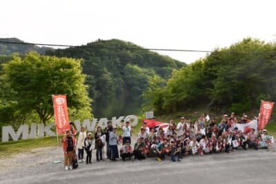 豊田市しもやま観光協会PR大使の矢上彩乃さんもツアーに同行し、ラリー講座の司会からルート散策でのガイドまで勝田選手をサポート