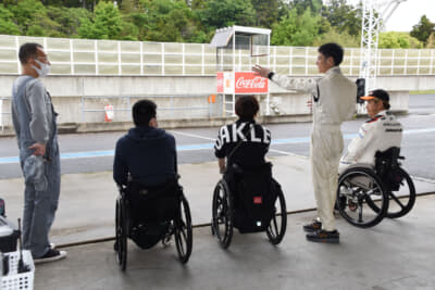 この日の袖ヶ浦は雨のち晴れ。路面コンディションの急速な回復は参加者のスキルアップに大きく寄与したはずだ