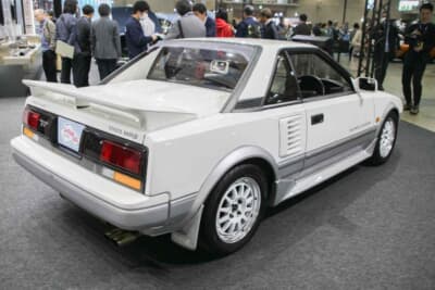 トヨタ MR2：Tバールーフ車、スーパーチャージャーエンジン搭載車は1986年に追加設定された