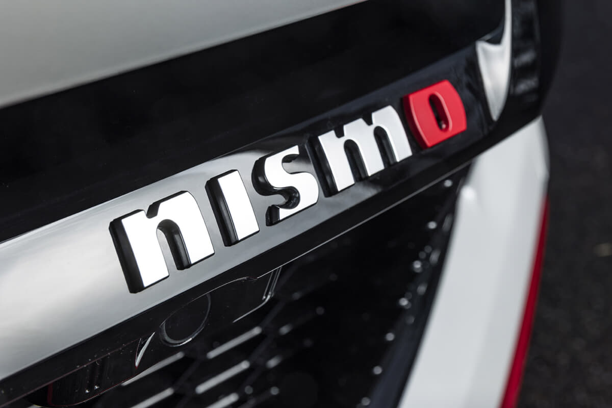 日産フェアレディZ ニスモ：フロントとリアには「NISMO」エンブレムが備わる