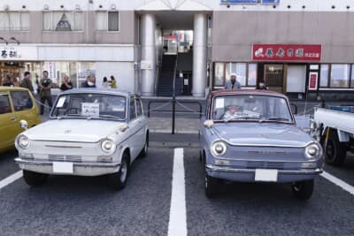 1962年に東洋工業（現・マツダ）より発売された初代 キャロル。リアにエンジンを搭載したRR車のため、フロントボンネットはトランクルームなのが特徴。後期型が仲良く並ぶ姿が可愛らしい