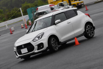 参加者は、乗車姿勢などをチェックしながら、まず広場で基本的な車両操作を行う