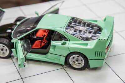 京商オリジナル：1/18スケール フェラーリF40は、フィラーキャップも開閉式となっている