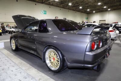 日産 R32 GT-R：リアはニスモ仕様ならではの当時物のチビスポを装着する