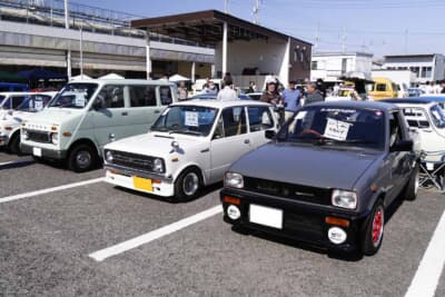 ノーマル車だけではなく、カスタムが施された車両も多数参加。右から順に、1983年～1988年に生産されたスズキ マイティボーイ、三菱から1977年～1984年に生産された4代目ミニカ、1972年～1974年に生産されたホンダ ライフステップバン