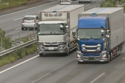 追い越しにどうしても時間がかかってしまうため、しばらく追い越し車線を塞いでしまうのは致し方ないところ