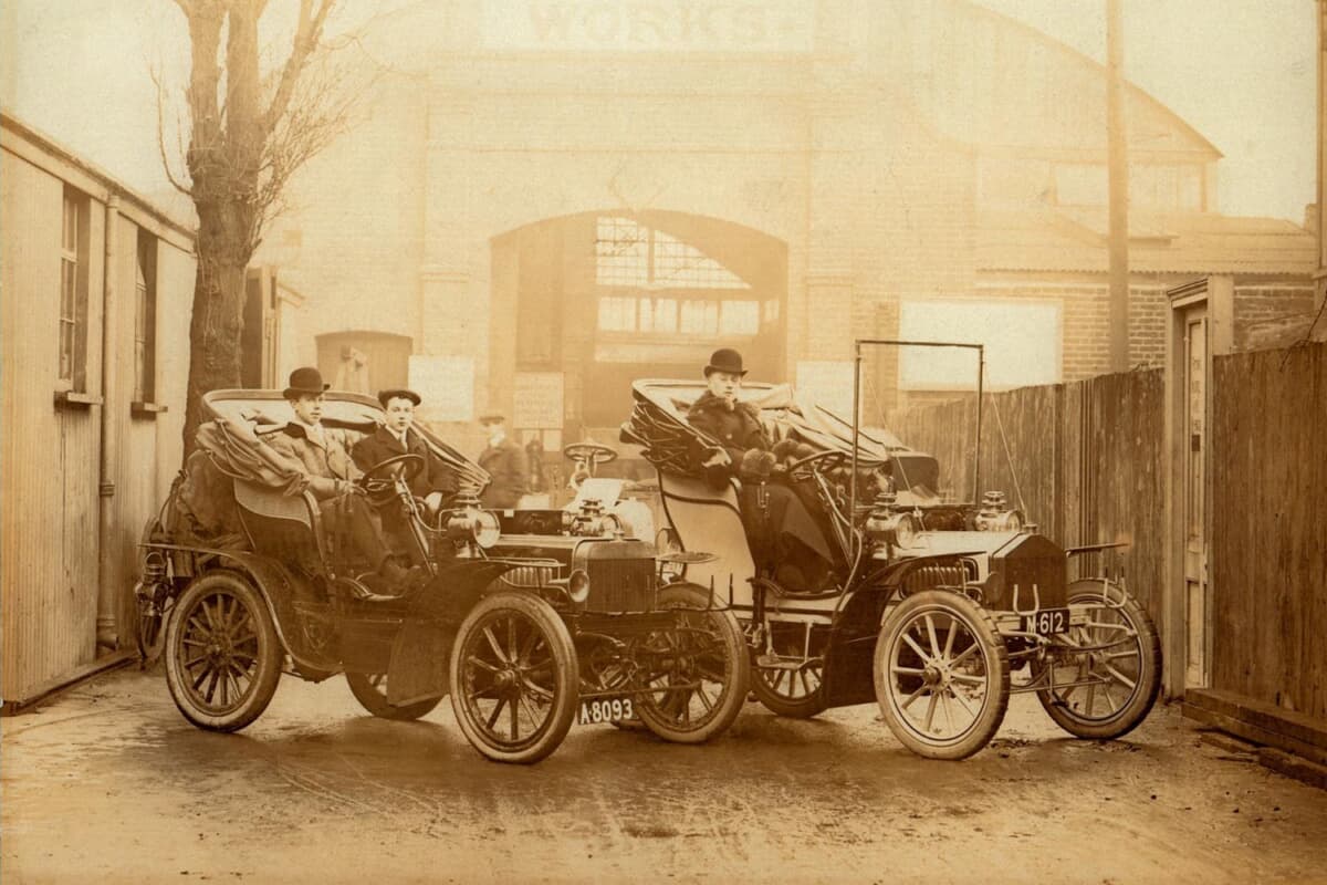 ザ・ロイス 10H.P.そしてロールス・ロイス 10H.P.。1904 年のパリ サロンでのプレゼンテーションの準備完了 (ヘンリー ・ロイス卿記念財団に感謝を込めて)