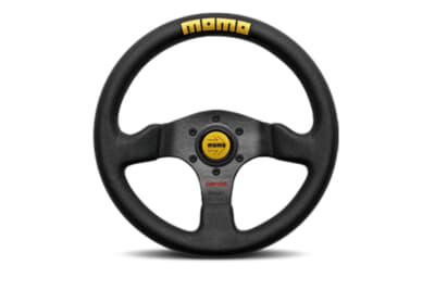 トップに刺繍したロゴがひと目を引くモモのコンペティション