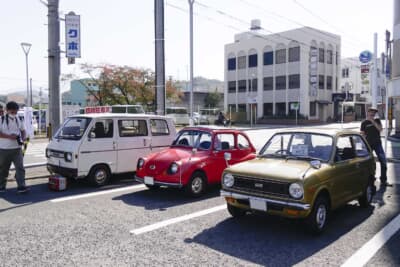 右から1971年～1974年に生産されたホンダ ライフ、1958年～1970年に生産された富士重工業のスバル 360、1972年～1976年に生産されたスズキの5代目キャリイバン