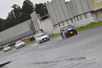 午後からはサーキット走行となる。最初に先導走行のセッションとなるが、この時点では、水煙があがるほど路面の水量は多かった