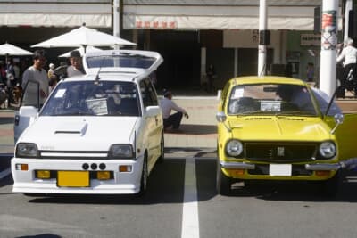 車両規格が異なる1972年式のホンダ ライフ（右）と、1990年式三菱 ミラターボ TR-XX（左）が並ぶと、車格の違いが分かりやすい