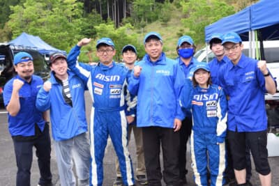 「AISIN RALLY TEAM with ATS」の村田監督以下チームスタッフのみなさん 