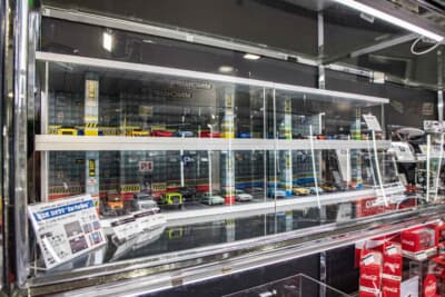 1/64スケール ミニチュアモデル用の組み立て式ジオラマ「CarParking」は、組み立てると最大4階建てのパーキングになる。なお、P1、P2、P3、P4とバラ売りもしており、どうしてもP3がいいという人に向けた展開も嬉しい