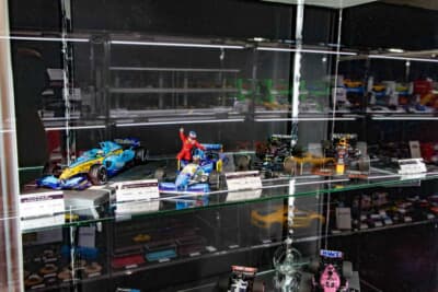 ミニチャンプス：懐かしいF1マシンも展開される。1995年カナダGP。J・アレジ初優勝のウイニングラン中にマシンがコース上でストップした。そこへ通りかかったＭ・シューマッハのマシンにまたがり手を振りながらピットへ戻る様子を再現したモデル