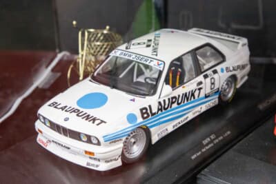 ミニチャンプス：1988年のDTMで活躍したBMW M3（TEAM BMW ISERT）を1/18スケールで再現。価格は3万1900円 （消費税込）