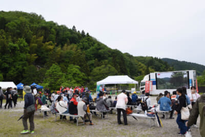 飲食の出店やステージイベント、さらには地元ケーブルテレビ局による中継などで盛り上がった。セレモニアルスタート＆フィニッシュのゲート横にイベントスペースも設けられた