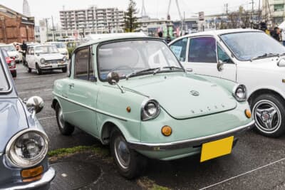 マツダ R360クーペ：オート三輪のデザインモチーフを踏襲したものと言われているボディ