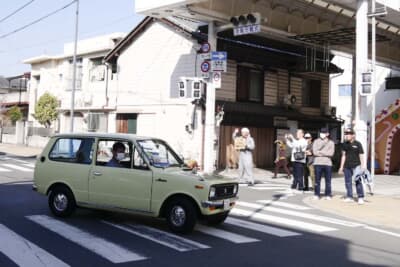 イベントスタートに合わせて、展示場所まで参加車両が自走で来場し、1台ずつ整列していく