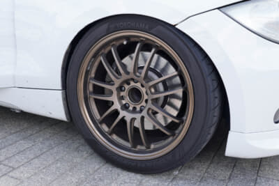 レイズ ボルクレーシングRE30 8J+40に合わせるのはアドバン ネオバAD09 235/40R18。ブレーキパッドはエンドレスMX72を使用