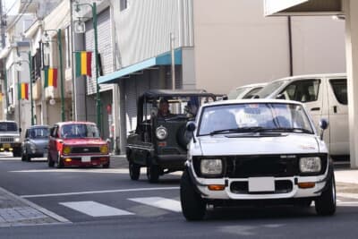 会場を目指す参加者の列。排気量550cc以下というルールの中で、様々な旧規格の軽自動車が整列して走る姿は、ほのぼのとしていた