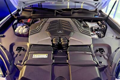 ランボルギーニ ウルスSE：総排気量4LのV8ツインターボエンジンを搭載する